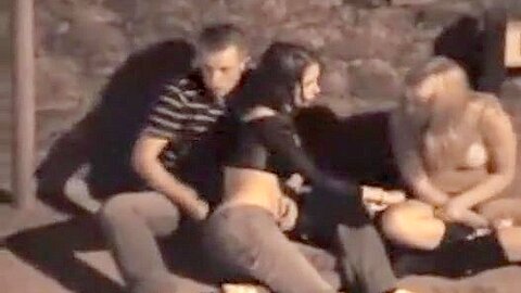 sieht, wie ein Mann ein betrunkenes Mädchen fingert - free porn video