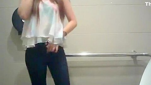 Asiatisches Mädchen beim Pinkeln in der öffentlichen Toilette ausspioniert - free porn video