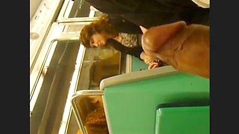 Wichsen und flashen in der U-Bahn - free porn video