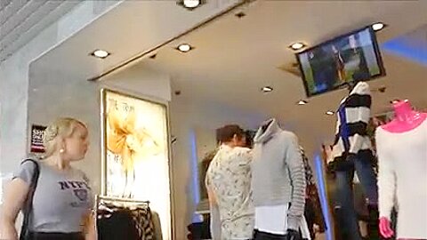 Ehrliches hautenges T-shirt mit großen Titten. - free porn video
