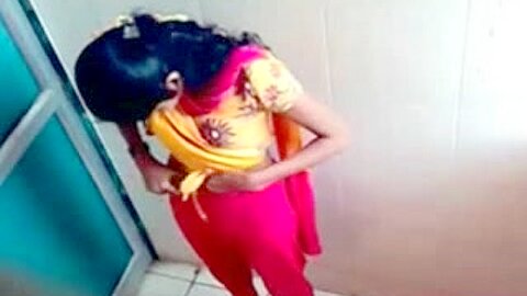 Bangla desi Dhaka Hostel Mädchen Versteckte Kamera in der Toilette HQ - free porn video
