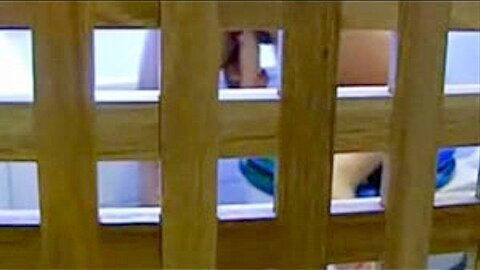 Versteckte Kamera erwischt meine heiße Mutter beim masturbieren im Badezimmer - free porn video