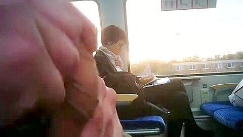 öffentliche masturbation im Zug,bus - free porn video