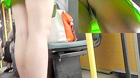 Öffentliche Upskirts von perversem Kameramann im Bus gefilmt - free porn video