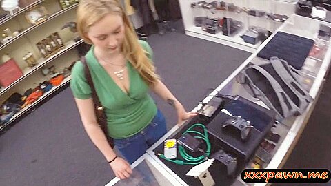 Amateurblondine verpfändete ihre Muschi und schlug im Pfandhaus - free porn video