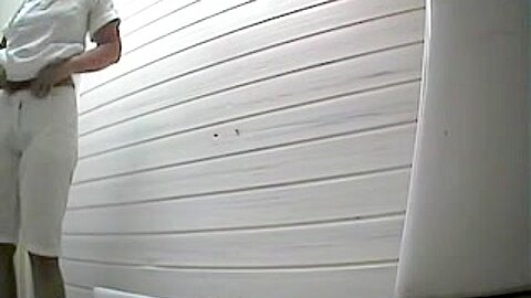 Toilettenspionkamera zeichnet heiße Schlampen beim Pinkeln auf - free porn video