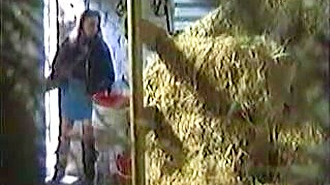 Mädchen versteckt Masturbiert In Einer Scheune - free porn video