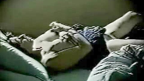 Mama geh ins Bett und... masturbates. Versteckte Kamera - free porn video
