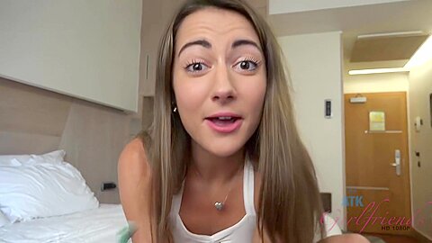 Die frische Teenie-Brünette Lily Adams wird während eines intensiven Orgasmus gefickt und stöhnt vor Vergnügen - free porn video