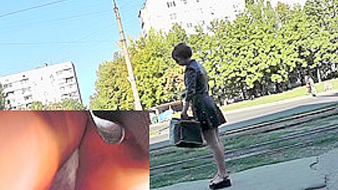 Upskirt-freies Filmmaterial präsentiert junges Mädchen im dunklen Rock - free porn video