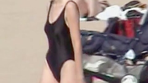 Amateur im schwarzen Badeanzug am ehrlichen Strand  video 07z - free porn video