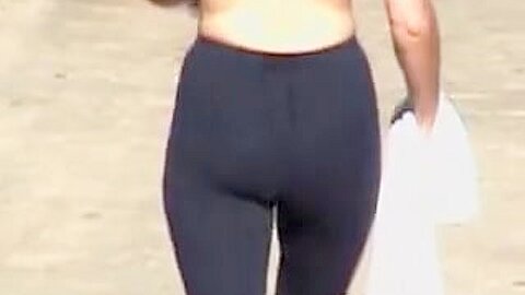 Sportliches Mädchen in offenen arschshorts, aufgenommen aus der Ferne 01h - free porn video