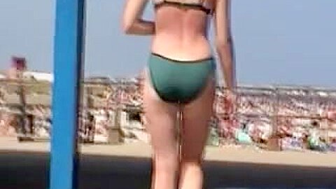 Babe repariert ihr offenes bikinihöschen am festen arsch 04v - free porn video