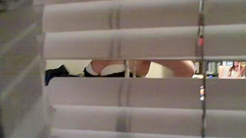 Echte Amateurnacktheit ausspioniert durch die Lamellen am Fenster - free porn video