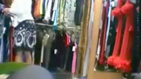 Französische Frau im sexshop probiert Outfits an und fickt - free porn video