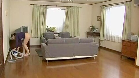 Dieses Dienstmädchen putzt das ganze Haus ohne Höschen öffentliches video - free porn video