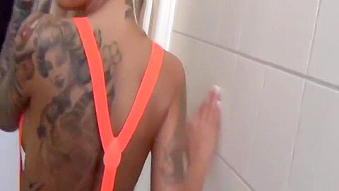 Blondi lutscht ihm die ficksahne aus den eiern - free porn video