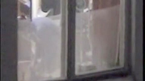 Ärztliche Untersuchung vor der Kamera durch das Fenster voyeuriert - free porn video