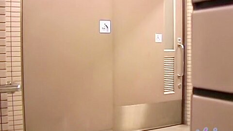 Brusthaie griffen an, als ein vollbusiges Mädchen das Badezimmer verließ - free porn video