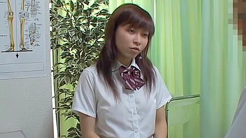 Versauter Arzt bei ärztlicher Untersuchung asiatischer Schulmädchen - free porn video