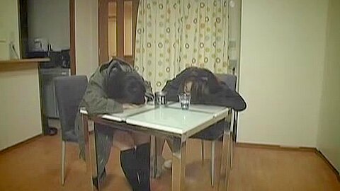 Asiatische teenie-Schlampen teilen sich einen Schwanz in einem Gruppensexvideo mit versteckter Kamera - free porn video