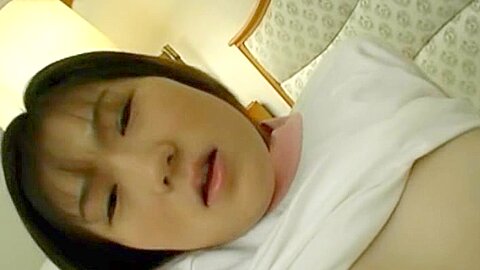 Unschuldiges 18 Jahre altes chinesisches Mädchen - free porn video