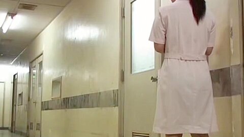 Hauchdünnes Höschen der süßen Krankenschwester ist auf Sharking-Video zu sehen - free porn video