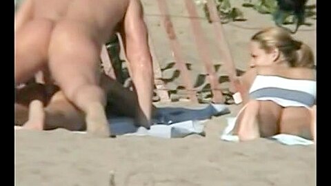 Paar beim sex an einem FKK-Strand mit Spionagekamera - free porn video