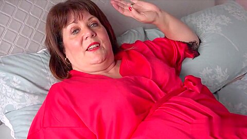 Stieftante Cassandra erwischt Dich dabei, wie du sie im Bett ausspionierst - free porn video