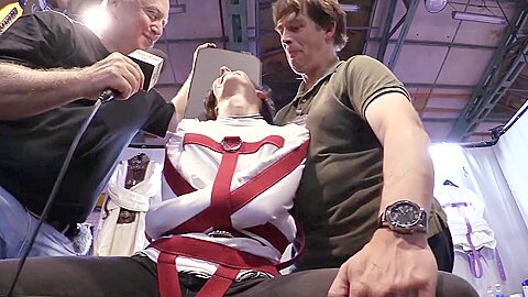 Zwangsjacke auf dem Kongress - free porn video