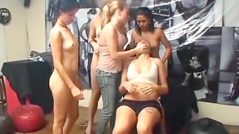 Nuttiges brasilianisches Mädchen nimmt an wilder lesbischer Fußfetisch-Lecksitzung teil - free porn video