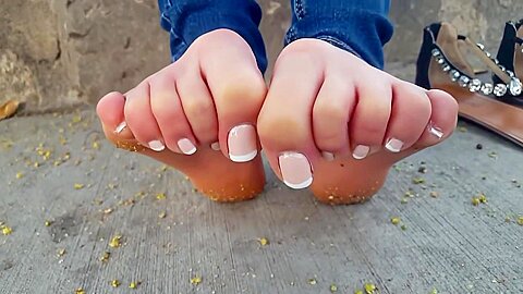 Atemberaubende Teenagerin In Jeans zeigt ihre perfekte französische Pediküre an ihren heißen Füßen - free porn video