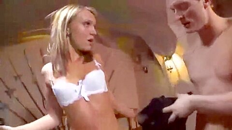 Im alten Rittersaal junge Studentin gefickt - free porn video