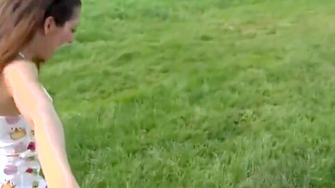 Billige Schnalle im Freien gefickt und ins Maul gewichst! - free porn video