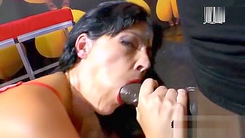Hilfe! Meine Mutter ist eine Pisshure - free porn video