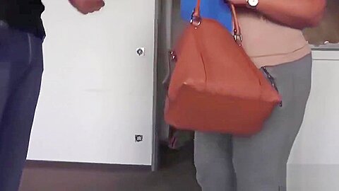Schlampe saugt zwei Schwanze einmal - free porn video