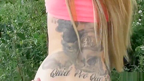 Inked Amateur Milf mit dicken Tiiten beim spontanen Outdoor Ficken - free porn video