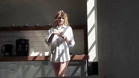 sexy Blondine mit einem kleinen Tattoo auf dem Hintern - free porn video