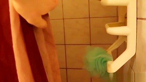 Schwester unter der Dusche beim Masturbieren erwischt - free porn video