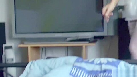 Geile Krankenschwester hiflt Patienten mit einem Handjob - free porn video