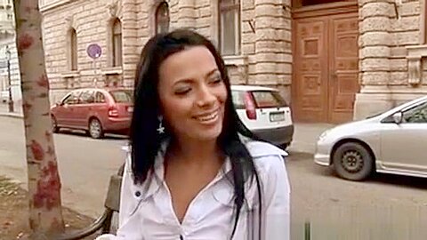 Sexy Hausfrau Eierlecken - free porn video