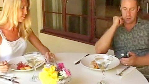 Ehemann schaut zu, wie Frau mit ihrem Freund fickt - free porn video