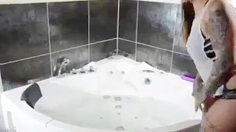 Tattoo Girl wird im Bad gefickt - free porn video