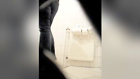 heimlich große schwestert beim pissen gefilmt - free porn video