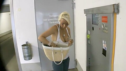 Dumme blonde Schlampe im Parkhaus gegen Geld gefickt - free porn video