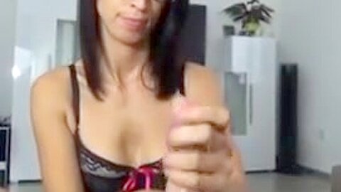 Sie bringt seinen Schwanz ohne Haende zum spritzen! - free porn video