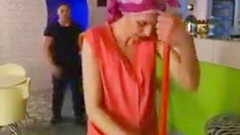 Mutti wird beim putzen gefickt - free porn video
