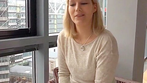 Blondi mit behaarter fotze am hotelfenster im ersten stock - free porn video