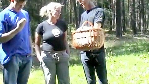 Alte Schleimfotze im Wald von zwei Kerlen bearbeitet! - free porn video