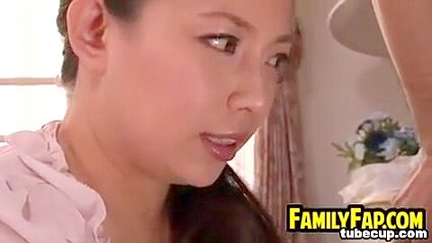 Freche asiatische Schwiegertochter - free porn video